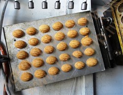 Автоматическая электрическая печь для выпечки половинок песочного печенья с начинкой типа &#171;орешки&#187;